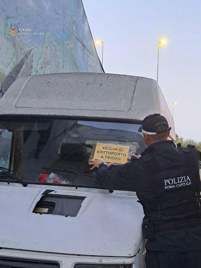 Polizia Locale intercetta furgone carico di rifiuti pericolosi: denunciati padre e figlio