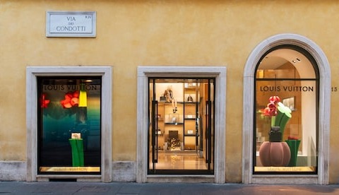 Raid notturno nel magazzino di Louis Vuitton