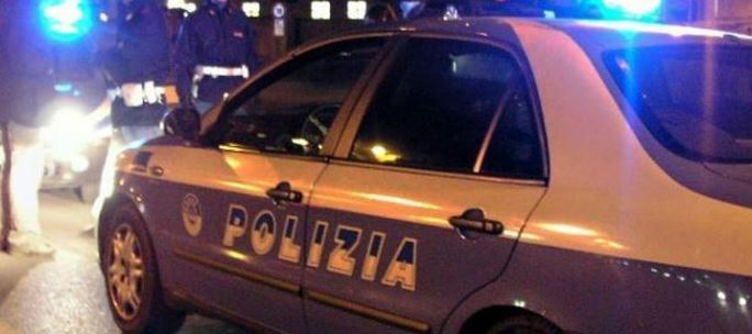 Scontro tra polizia e auto in fuga: quattro feriti