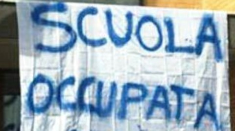 Tenta irruzione al Liceo Tasso, gruppo di destra cerca di raggiungere il Liceo Righi occupato