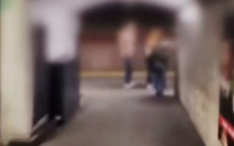 Troupe televisiva aggredita mentre seguiva lo youtuber Cicalone