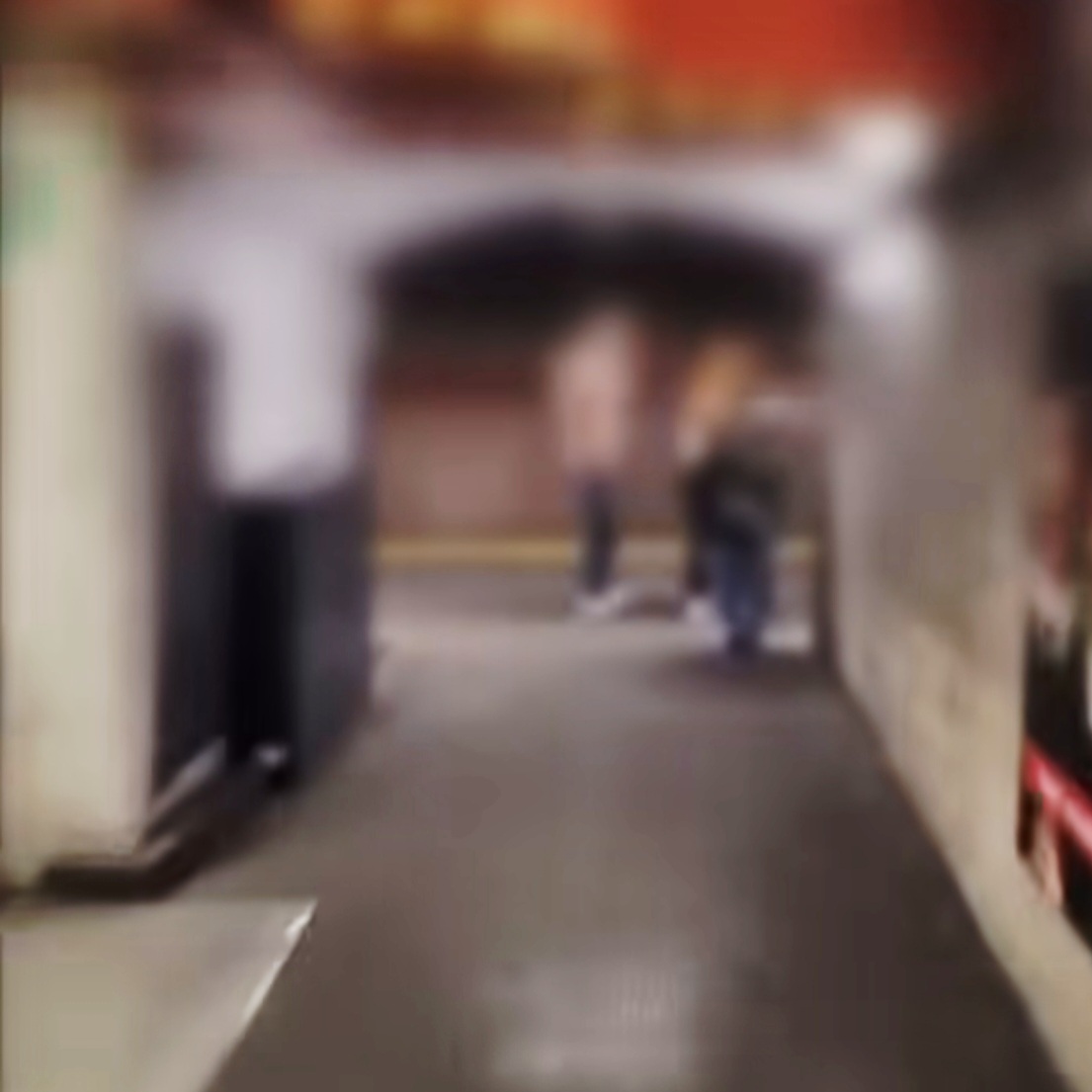 Troupe televisiva aggredita mentre seguiva lo youtuber Cicalone