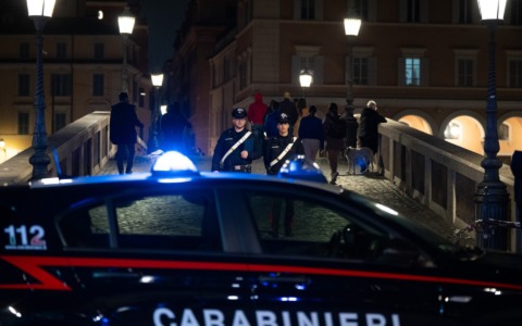 Un 18enne tunisino armato di coltello disturba i passanti e aggredisce i carabinieri
