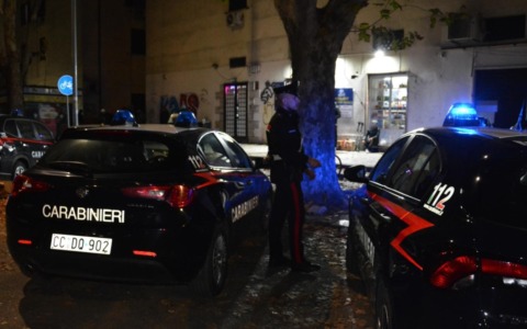Un 21enne aggredito e derubato nel quartiere Don Bosco: due uomini in manette
