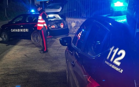 Un 46enne evade dai domiciliari e distrugge il braccialetto elettronico