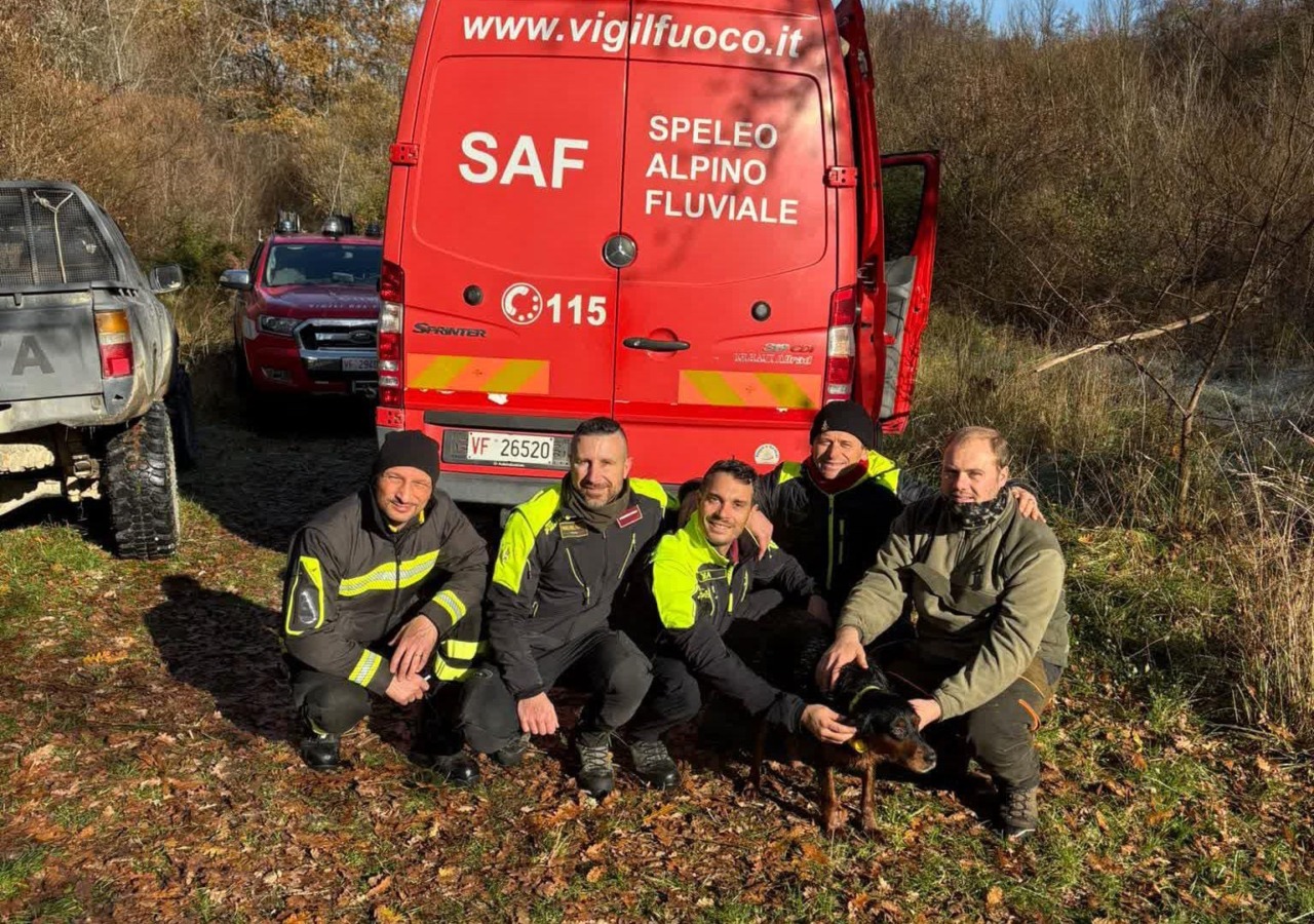 Un cane cade in un pozzo profondo sei metri e viene salvato
