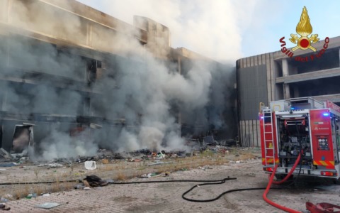 Un grave incendio in un edificio occupato a Roma: un uomo si lancia nel vuoto