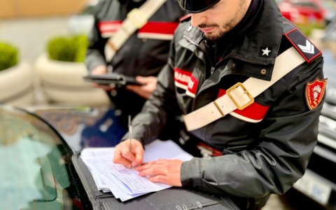 Un ragazzo di 14 anni guida un’auto rubata e causa un incidente a Roma