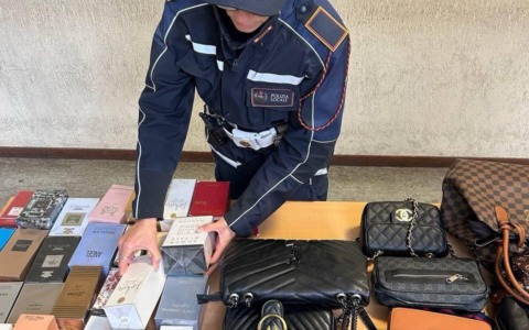 Abusivismo commerciale: sequestrati 5 mila articoli e oltre 120 chili di alimenti a Porta Portese e Villa Pamphili