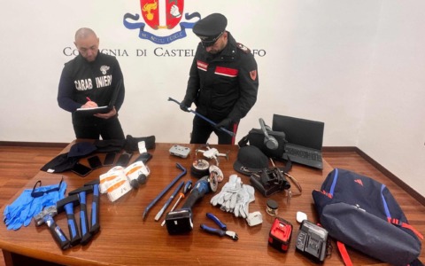 Arrestati cinque sudamericani per furti in abitazione
