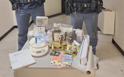 Arresto di un giovane pusher con 5 chili di hashish nascosti in un pacco frigo