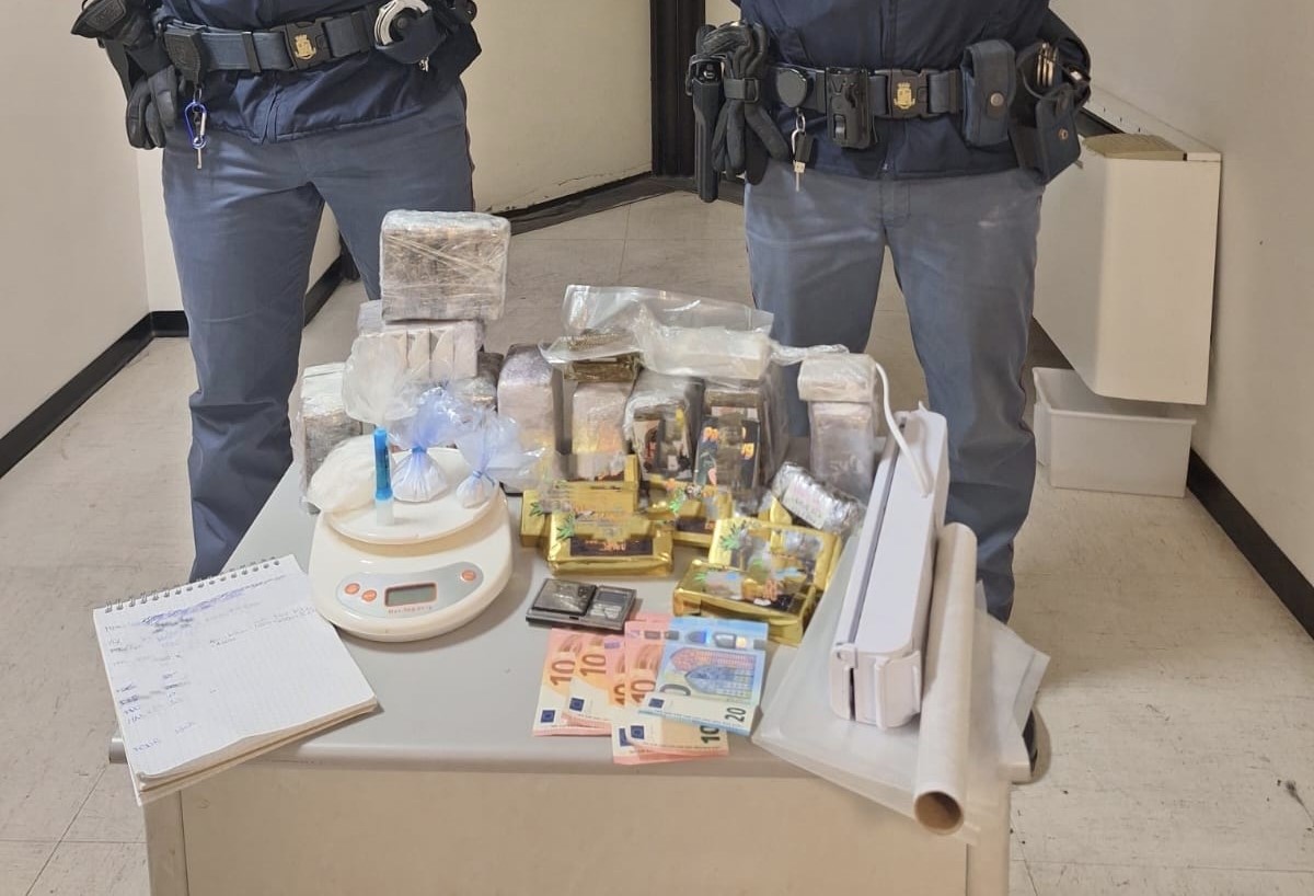 Arresto di un giovane pusher con 5 chili di hashish nascosti in un pacco frigo