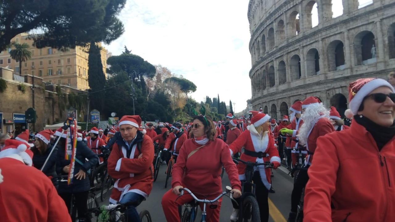 Babbo Natale in Bicicletta: Un Sostegno ai Bambini Malati di Cancro