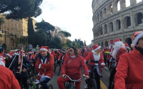 Babbo Natale in Bicicletta: Un Sostegno ai Bambini Malati di Cancro