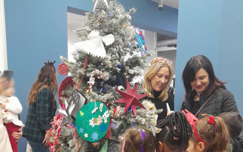 Bambini delle case famiglia allestiscono un albero di Natale a Roma