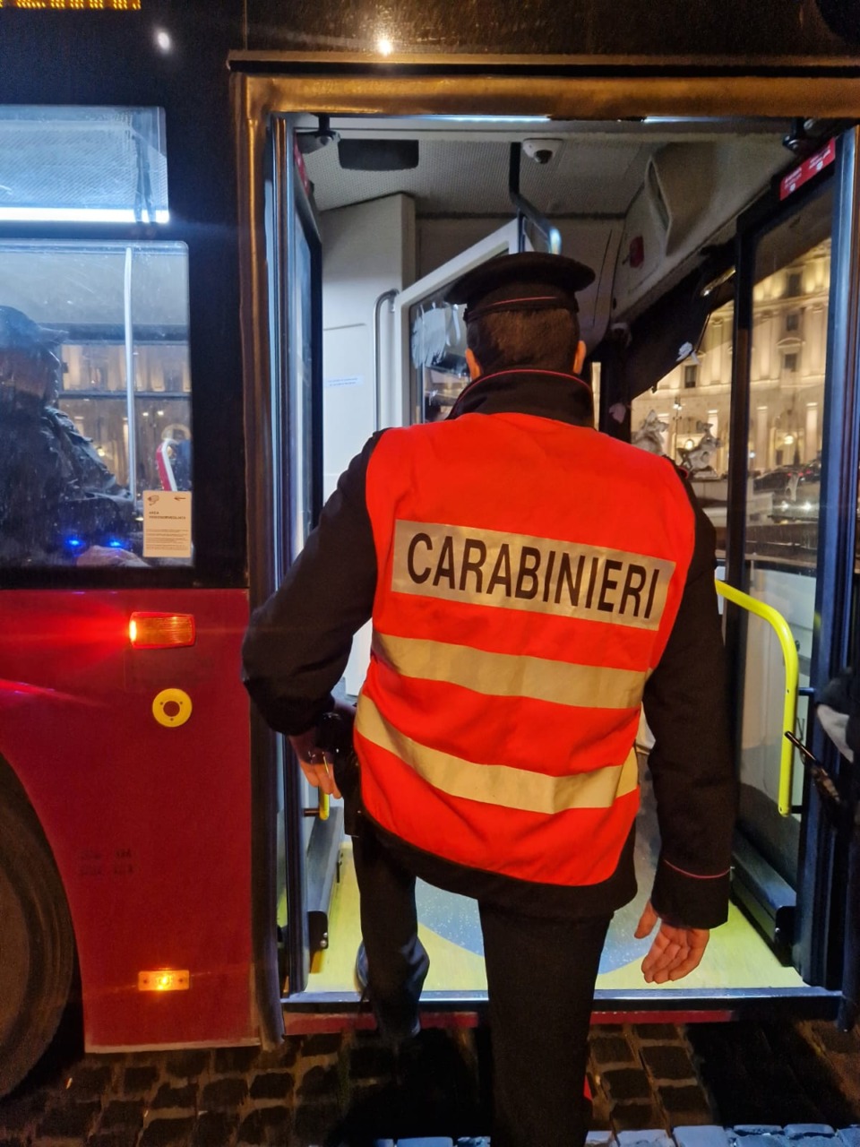 Carabiniera in servizio arresta aggressore su autobus ATAC