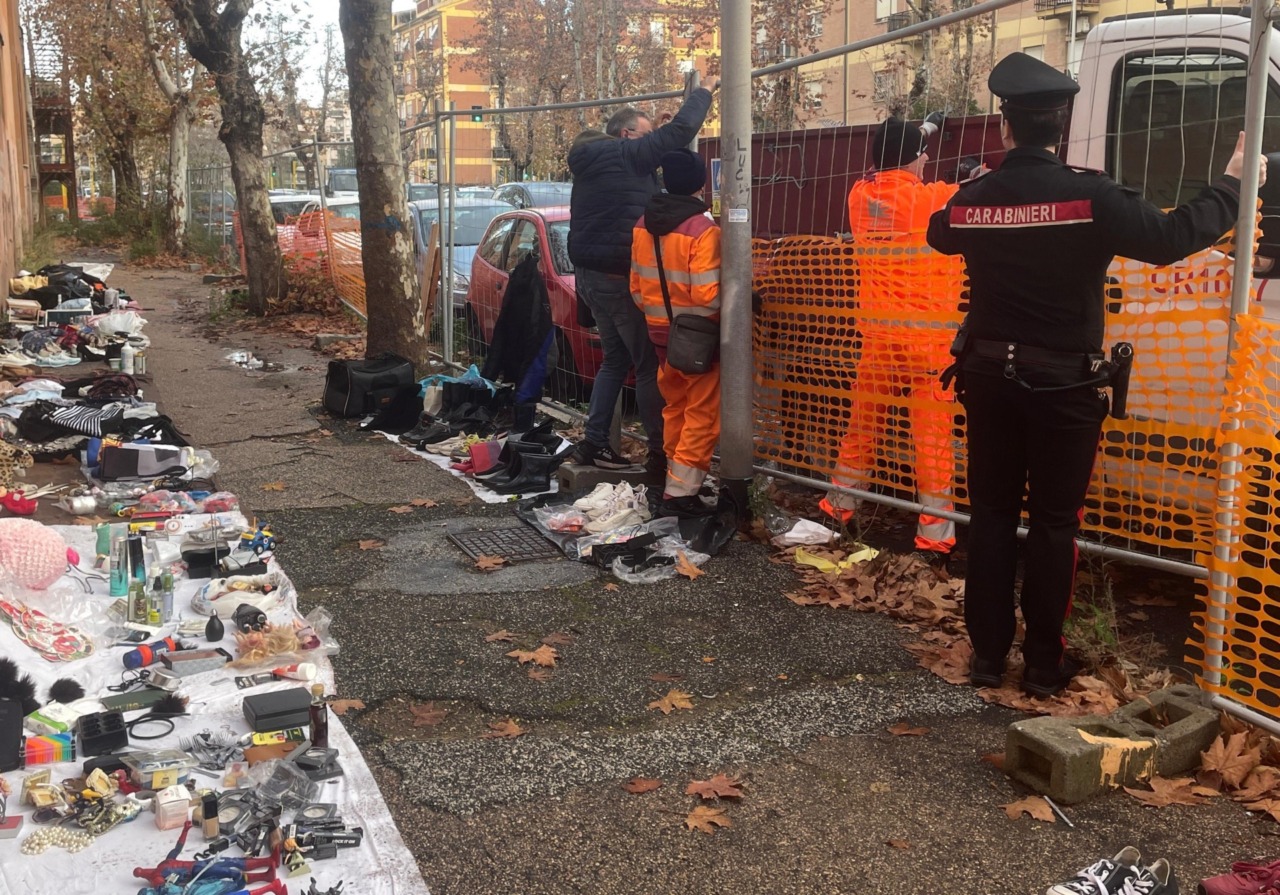 Carabinieri di Ostia, sgomberato mercatino abusivo