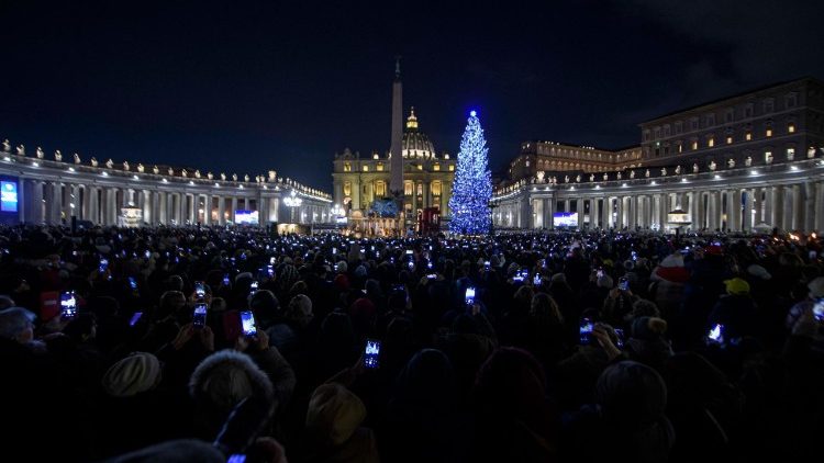 Cerimonia di inaugurazione del presepe e dell’albero in Piazza San Pietro