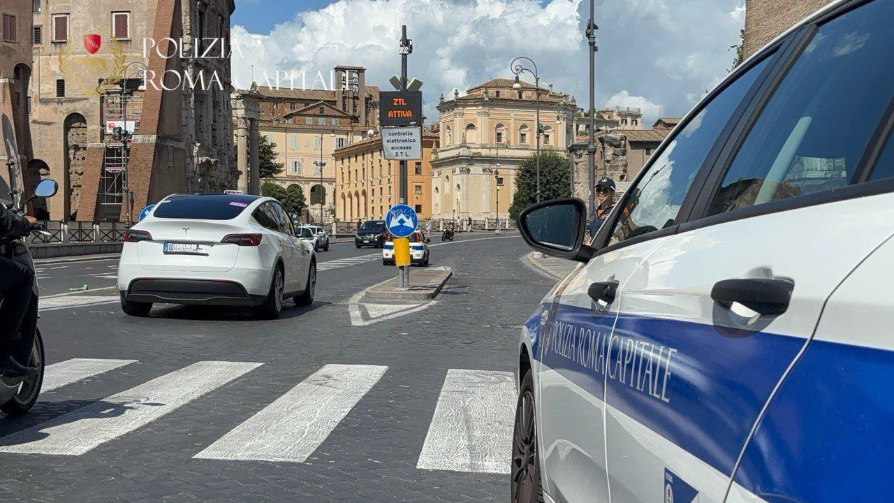 Due denunciati per una Jeep clonata con oltre 130 infrazioni in ZTL