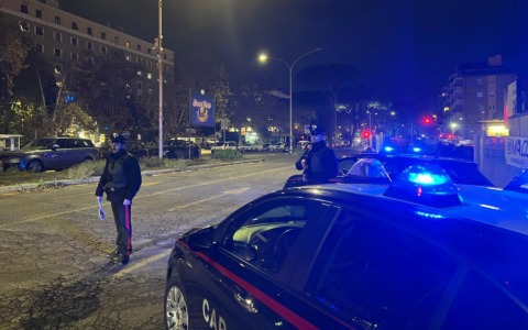 Due giovani colti in flagrante mentre tentano di rubare un’auto del car sharing