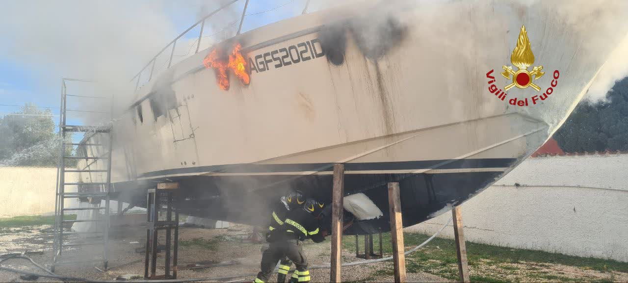 Fiamme avvolgono un’imbarcazione in rimessaggio ad Anzio