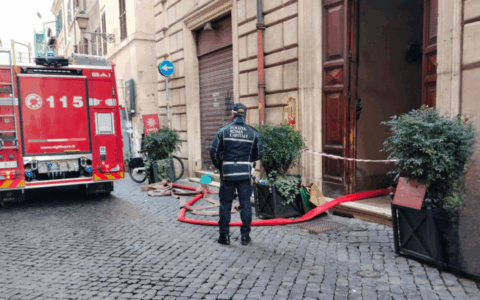 Fiamme in via dei Banchi Nuovi: evacuazione e interventi notturni