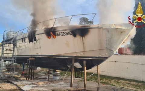 Fiamme su un’imbarcazione ad Anzio: avviate le indagini