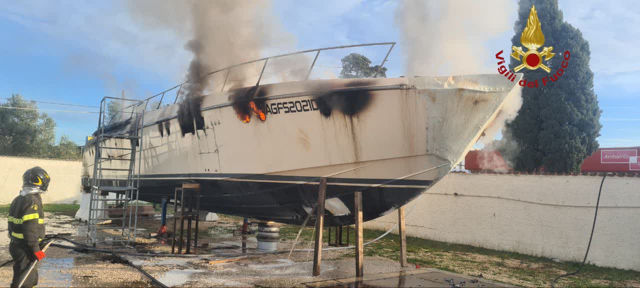 Fiamme su un’imbarcazione ad Anzio: avviate le indagini