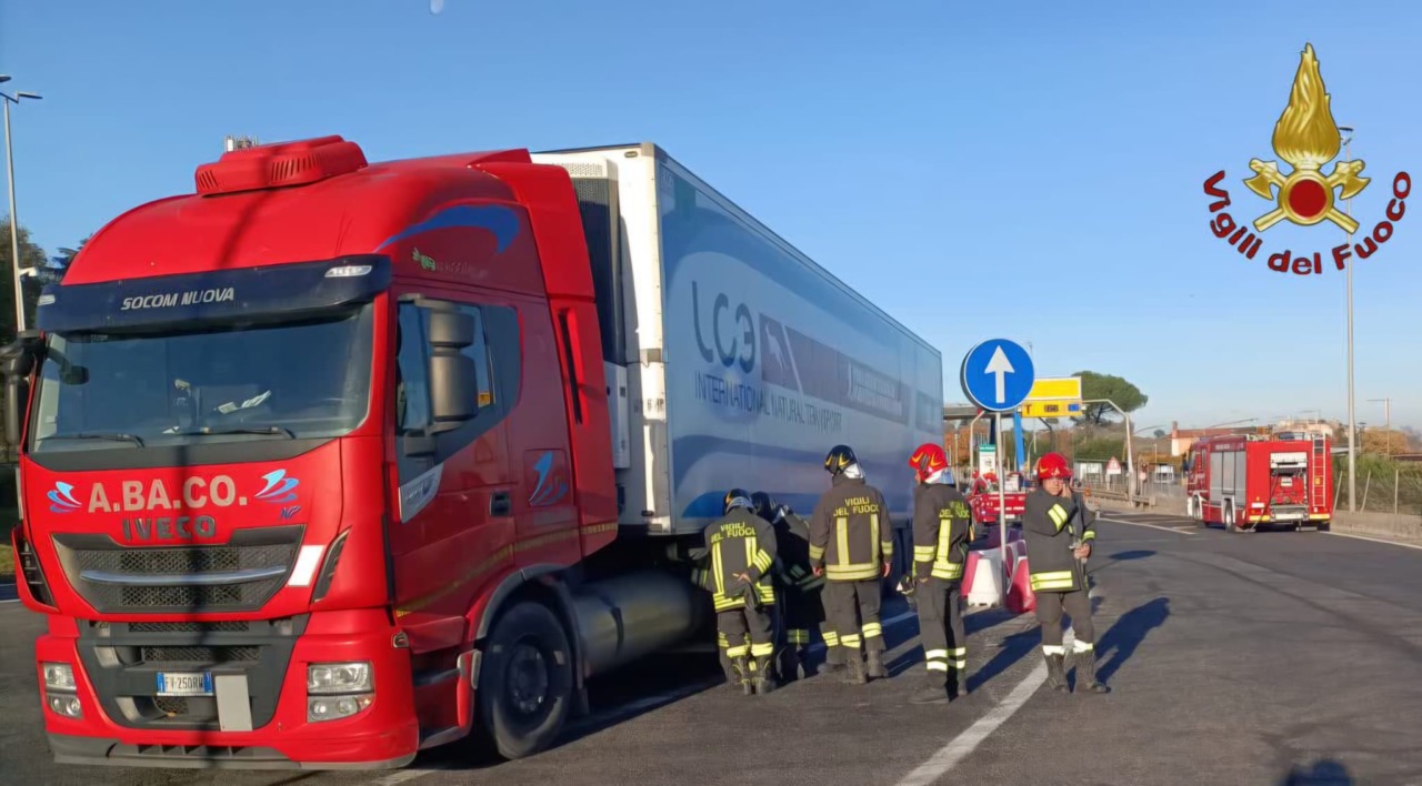 Fuga di gas metano da un autoarticolato, chiusa l’autostrada A1