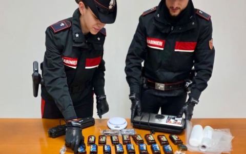 Hashish nascosto in un trolley, arrestato un 35enne a Ostia