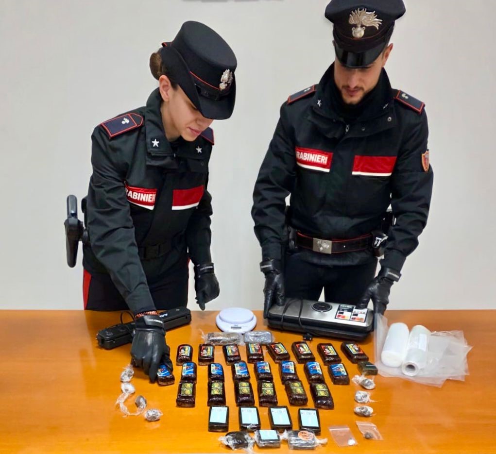 Hashish nascosto in un trolley, arrestato un 35enne a Ostia