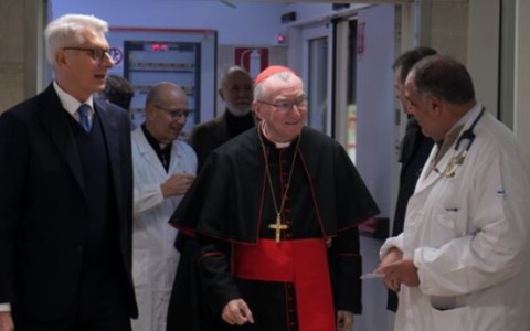 Il Cardinale Parolin incontra i piccoli pazienti del Bambin Gesù in occasione del Natale