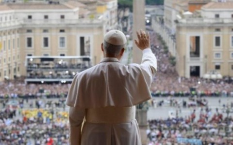 Il Papa benedice i Bambinelli in piazza San Pietro