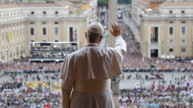 Il Papa benedice i Bambinelli in piazza San Pietro