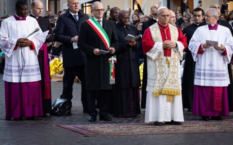 Il Papa rende omaggio all’Immacolata: “Un’umanità provata, fioriscano dignità e pace”