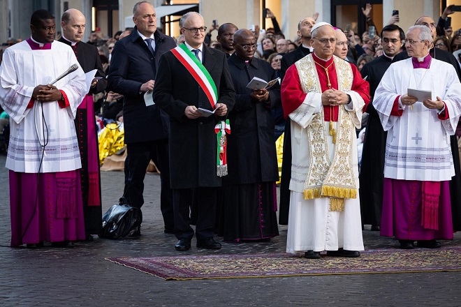 Il Papa rende omaggio all’Immacolata: “Un’umanità provata, fioriscano dignità e pace”