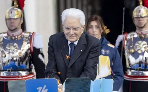 Il Presidente Mattarella accende il braciere olimpico al Quirinale