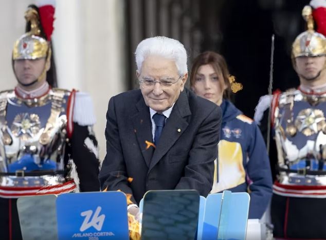 Il Presidente Mattarella accende il braciere olimpico al Quirinale