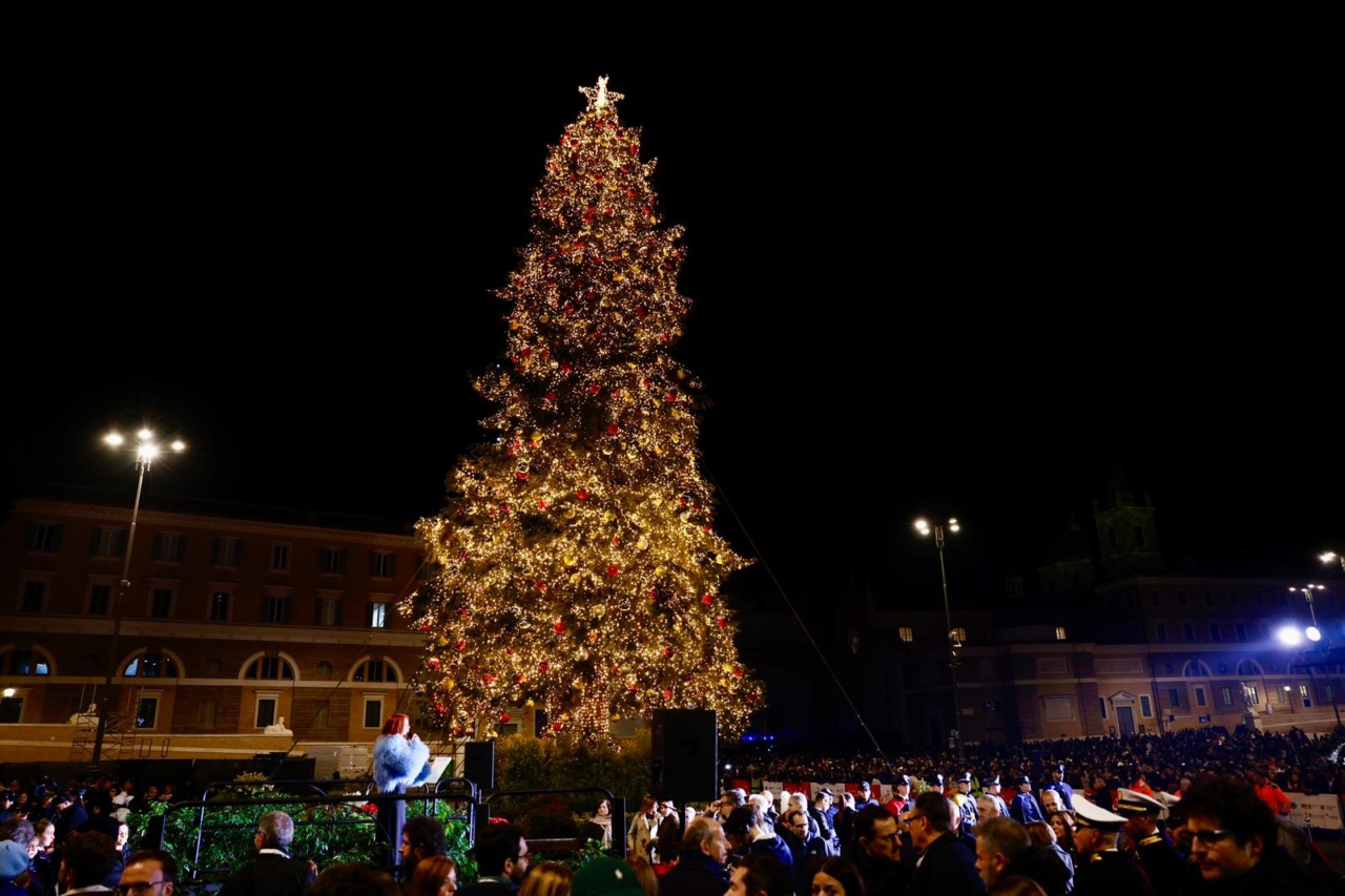 Inaugurato l’albero di Natale in Piazza del Popolo e le luminarie di via del Corso