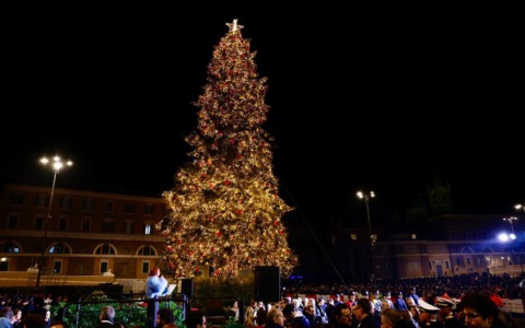 Inaugurato l’albero di Natale in Piazza del Popolo e le luminarie di via del Corso
