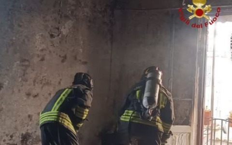 Incendio devasta un appartamento in via dei Banchi Nuovi a Roma