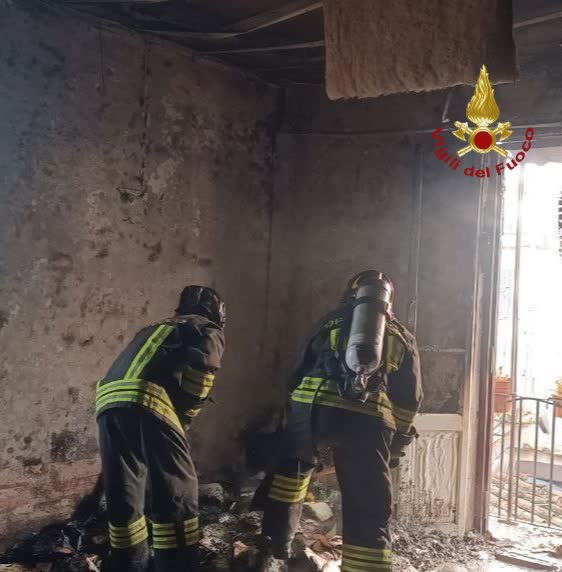 Incendio devasta un appartamento in via dei Banchi Nuovi a Roma