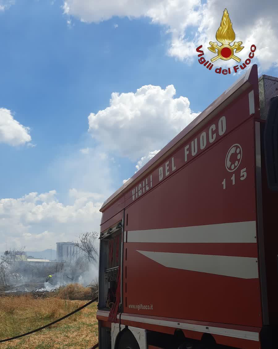 Incendio distrugge cinque mezzi di una ditta di trasporto a Pomezia