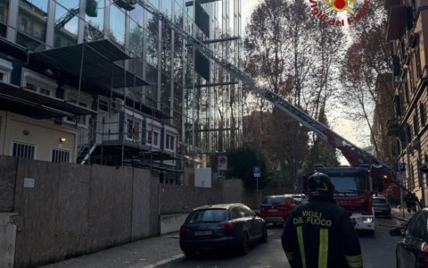 Incendio in un palazzo in ristrutturazione a Viale Regina Margherita