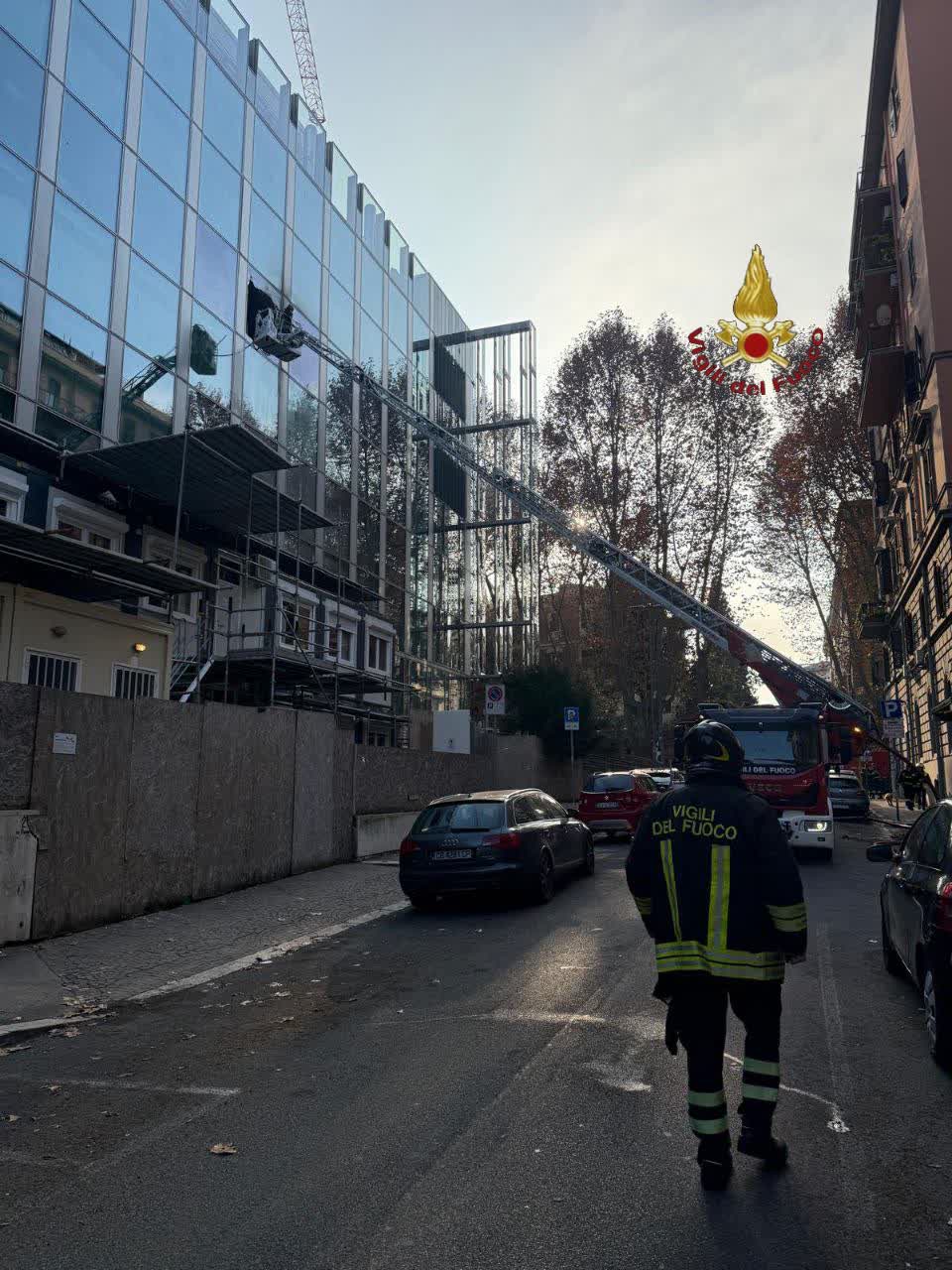 Incendio in un palazzo in ristrutturazione a Viale Regina Margherita