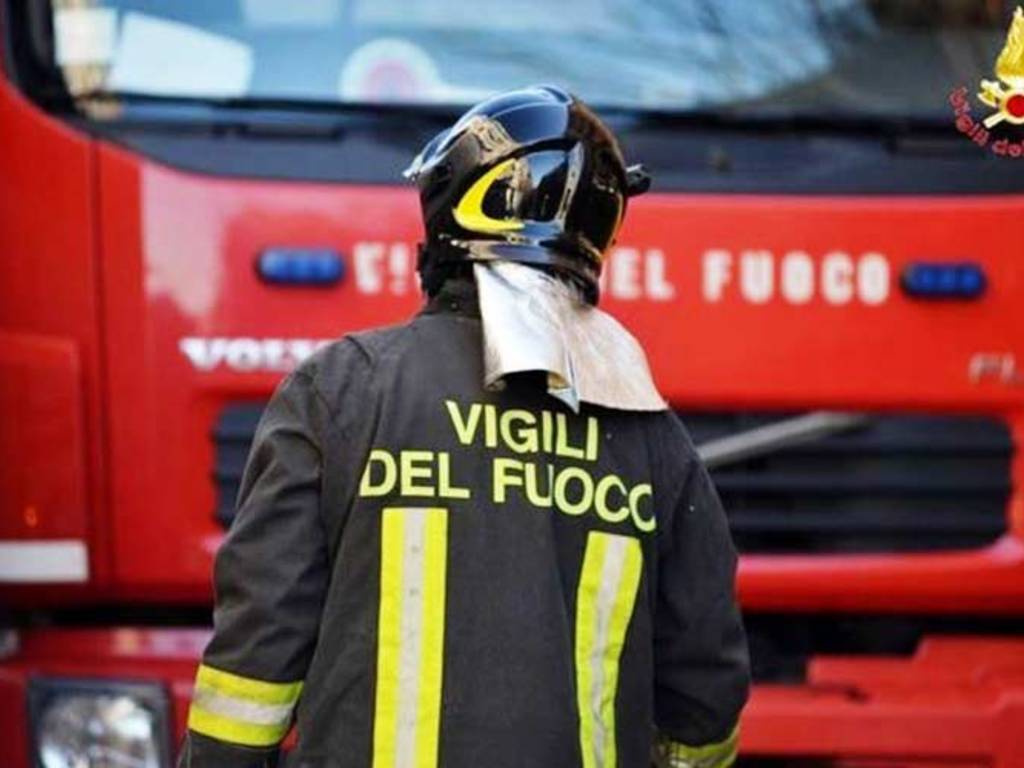 Incendio su un’imbarcazione nel Porto canale di Fiumicino