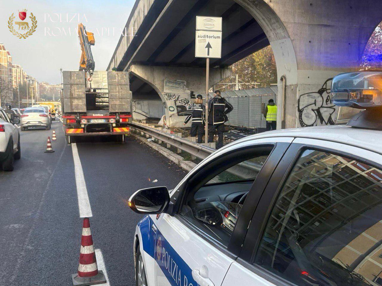 Intervento della Polizia Locale per ripristinare il decoro vicino alla Tangenziale