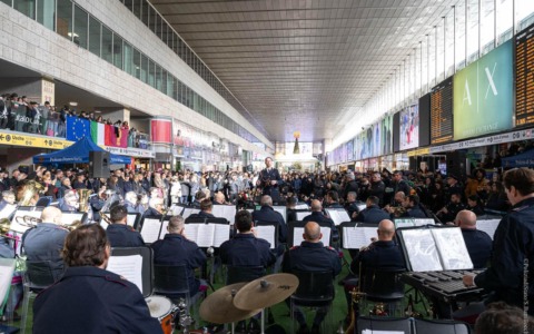 La Fanfara della Polizia di Stato Incanta alla Stazione Termini