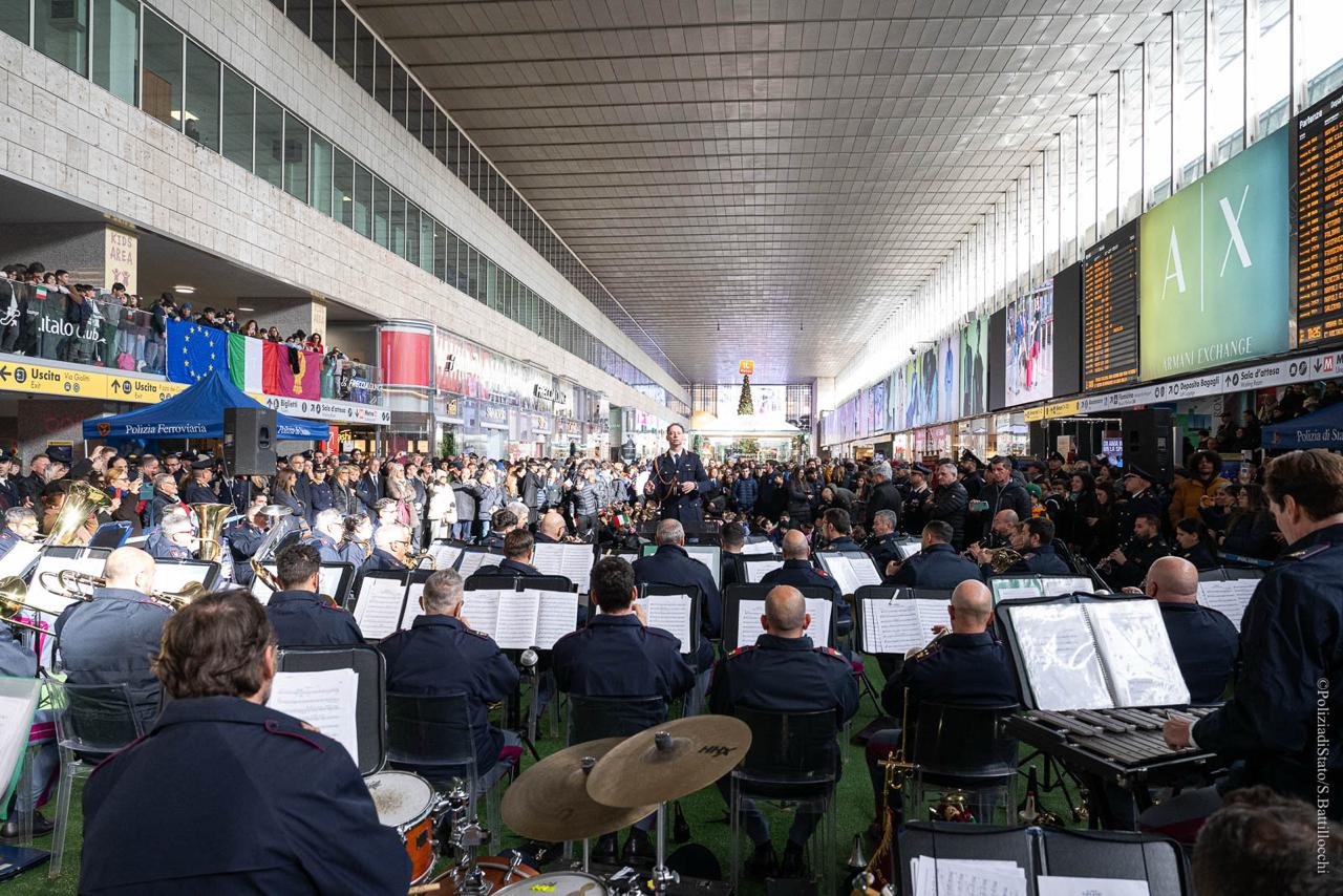 La Fanfara della Polizia di Stato Incanta alla Stazione Termini