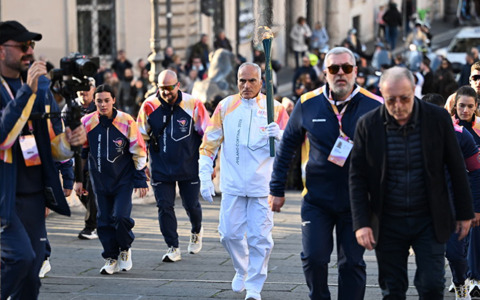 La fiamma olimpica illumina Roma con Achille Lauro
